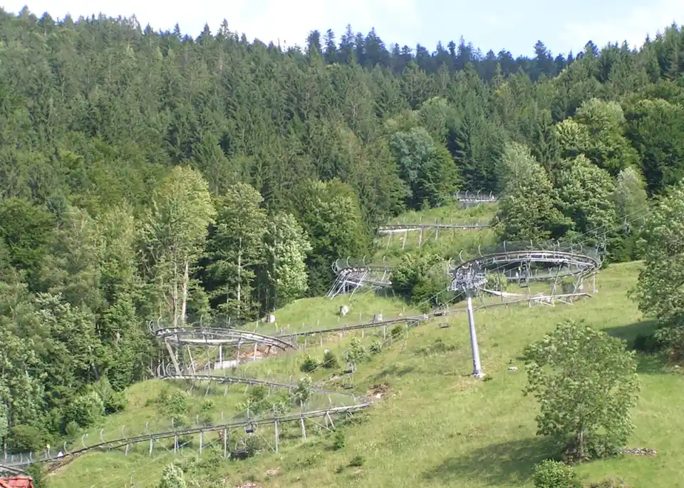 Schienenbahn mit mehreren Kreiseln auf Stelzen in einem bewaldeten Hang im Schwarzwald